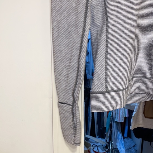 Lulu lemon sweater size 2 - Picture 3 of 7